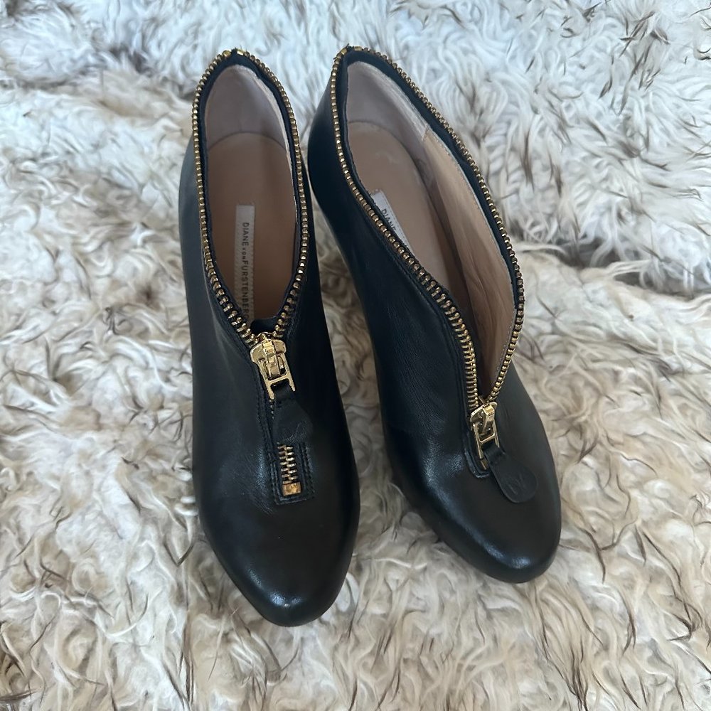 Diane Von Furstenburg fabulous zipper shoes